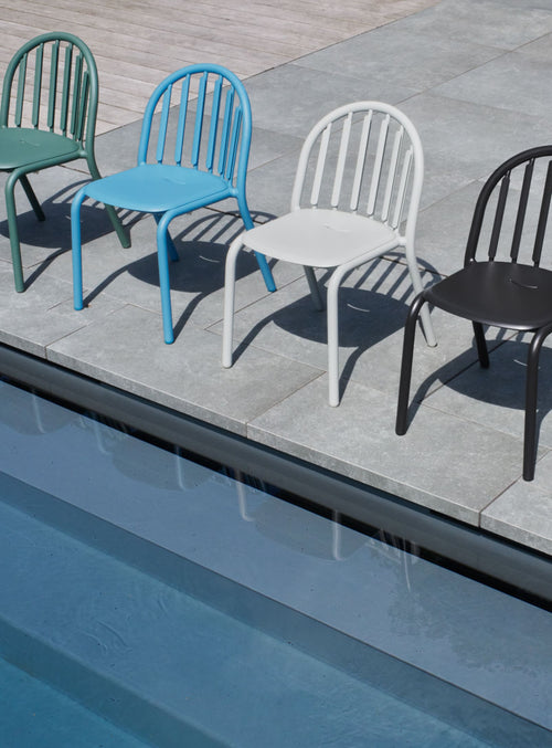 Fred's Chair from Fatboy – a sleek aluminum outdoor seat designed to withstand Canadian weather, offering UV resistance and all-season durability for your patio or garden.