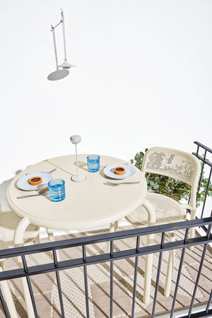 Explore long-lasting Toní dining tables, made with lightweight aluminum and superior coating, featuring large, inviting tops with rounded edges.
