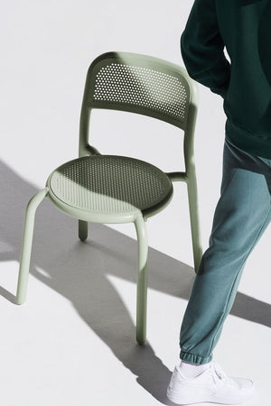 Toní Chairs: Solid, one-piece, customizable in quantity, with high-quality coating for corrosion, colorfastness, and weather resistance.