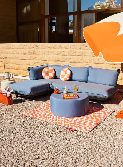 Looking for a versatile outdoor lounge set? Look no further than Fatboy Paletti! Inspired by pallet frames, this set offers endless possibilities for customization and comfort. Relax, eat, drink, and soak up the sun in style.