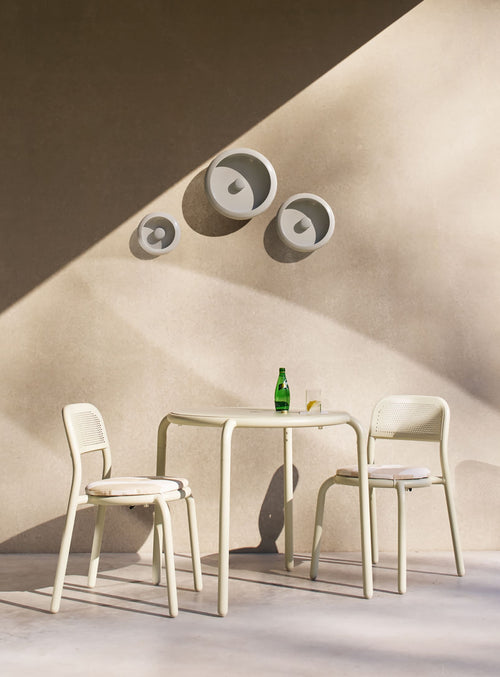 Toní Bistreau + 2 Chairs set by Fatboy, lightweight aluminum outdoor table and chairs, perfect for small Canadian patios and terraces.