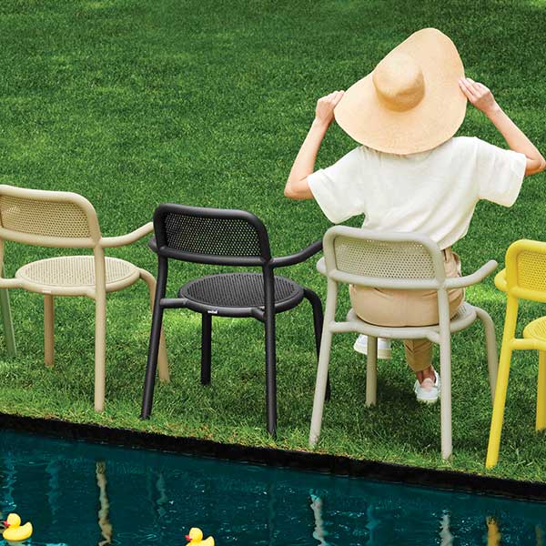 Aluminum outdoor Toní Chair and Armchair are at your service. Just the one, six of them, or however many you like.
