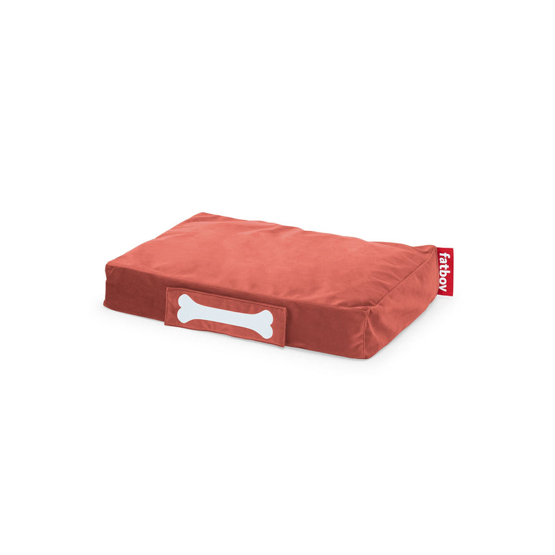 Doggielounge Velvet by Fatboy: sustainable, soft recycled velvet dog bed, water- and dirt-resistant, easy to maintain, in rhubarb color.