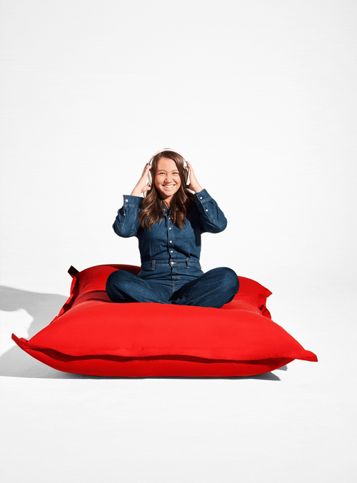 Animated demonstration of the many comfortable ways to sit on a Fatboy bean bag, from upright to fully reclined.