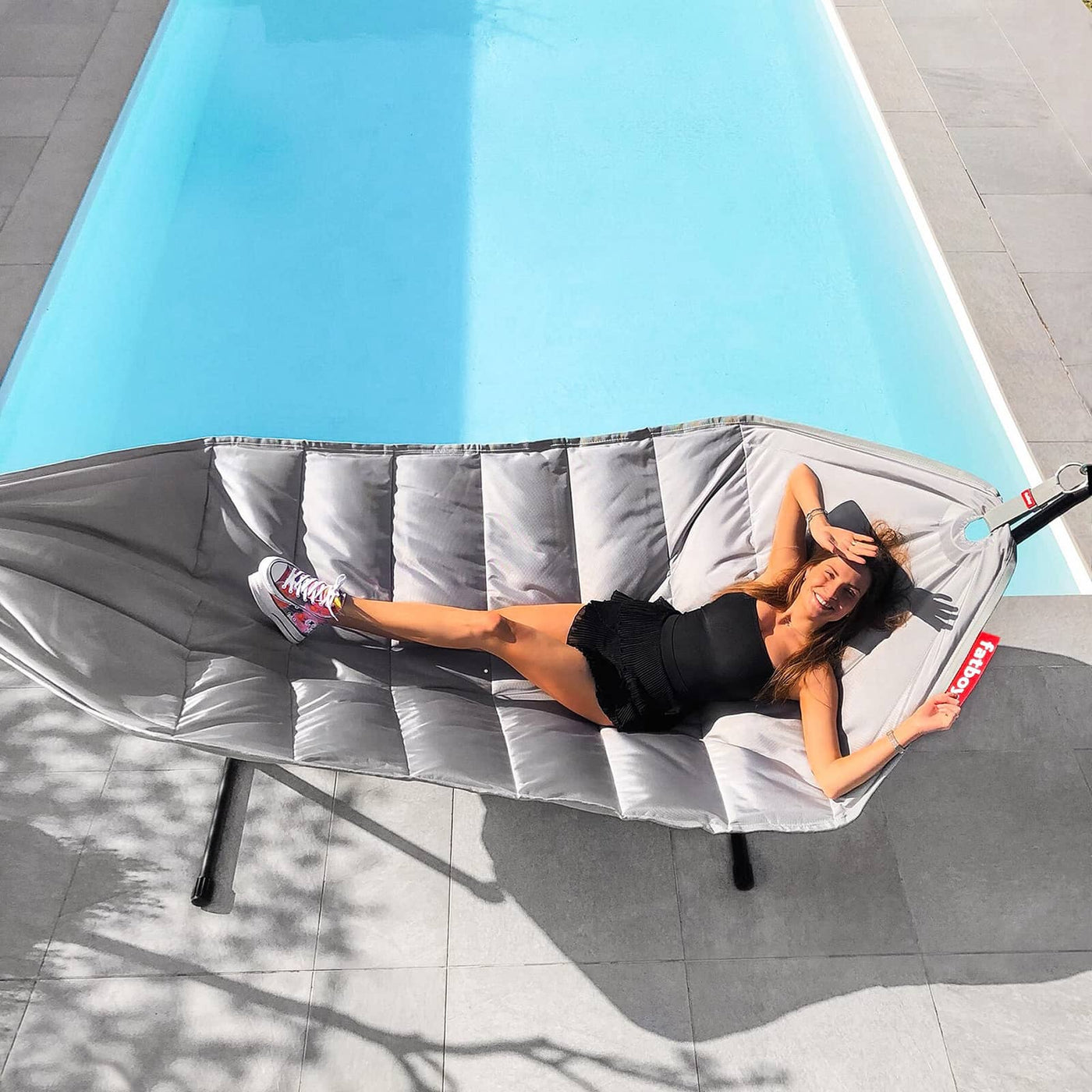 Fatboy Headdemock: Oversized, durable hammock with stand, dirt-repellent fabric, perfect for solo or two-person relaxation, up to 150 kg.