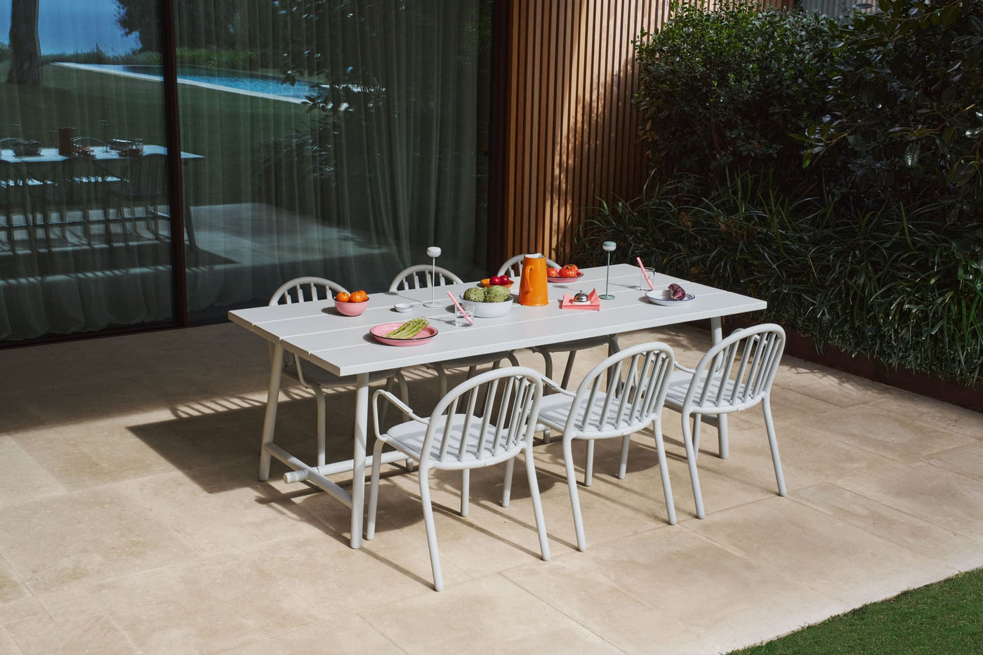 Modern outdoor dining set by Fatboy Canada, featuring durable tables and chairs designed for patios, gardens, and balconies in stylish, weatherproof materials.