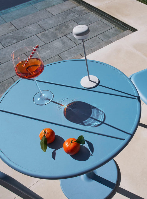 Fred's Bistreau by Fatboy – round aluminum outdoor bistro table, durable and UV-resistant, perfect for small patios and balconies in Canada.