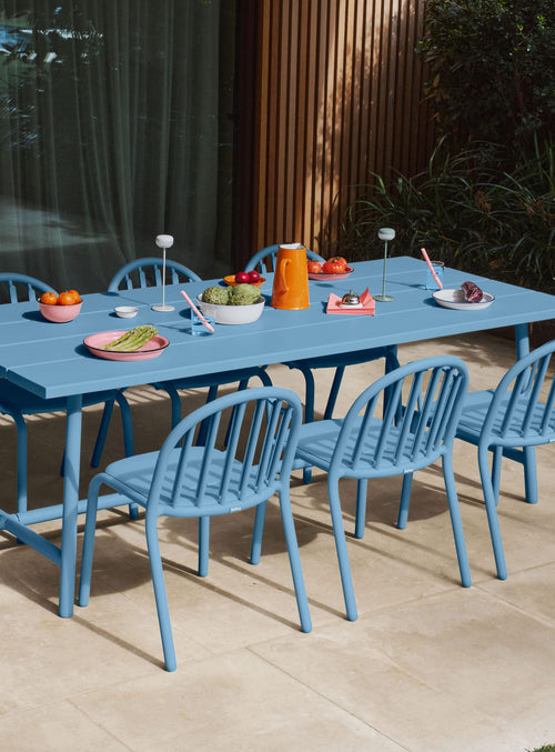 Modern Fred’s Outdoor Dining Set by Fatboy with aluminum table and 6 chairs, perfect for patios and gardens.