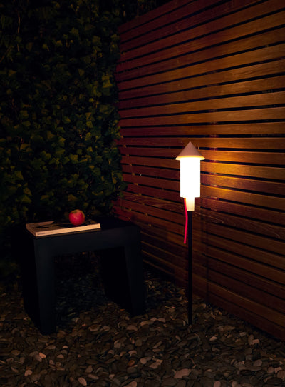 Fatboy Racket la Surprise solar lamp, a rocket-shaped outdoor light that turns on at dusk, perfect for Canadian gardens, rooftops, and patios.