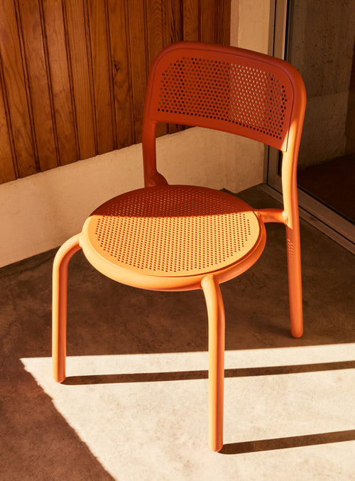 Toní Chair Set by Fatboy: Modern Bistro Elegance for Canadian Outdoors, Perfect for Sun-Soaked Decks and Shaded Terraces.