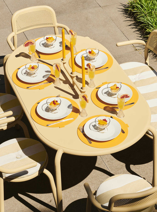 Toní Tavolo: Modern Outdoor Dining Redefined, Comfortably Seats Six for Memorable Gatherings Under the Canadian Sky.