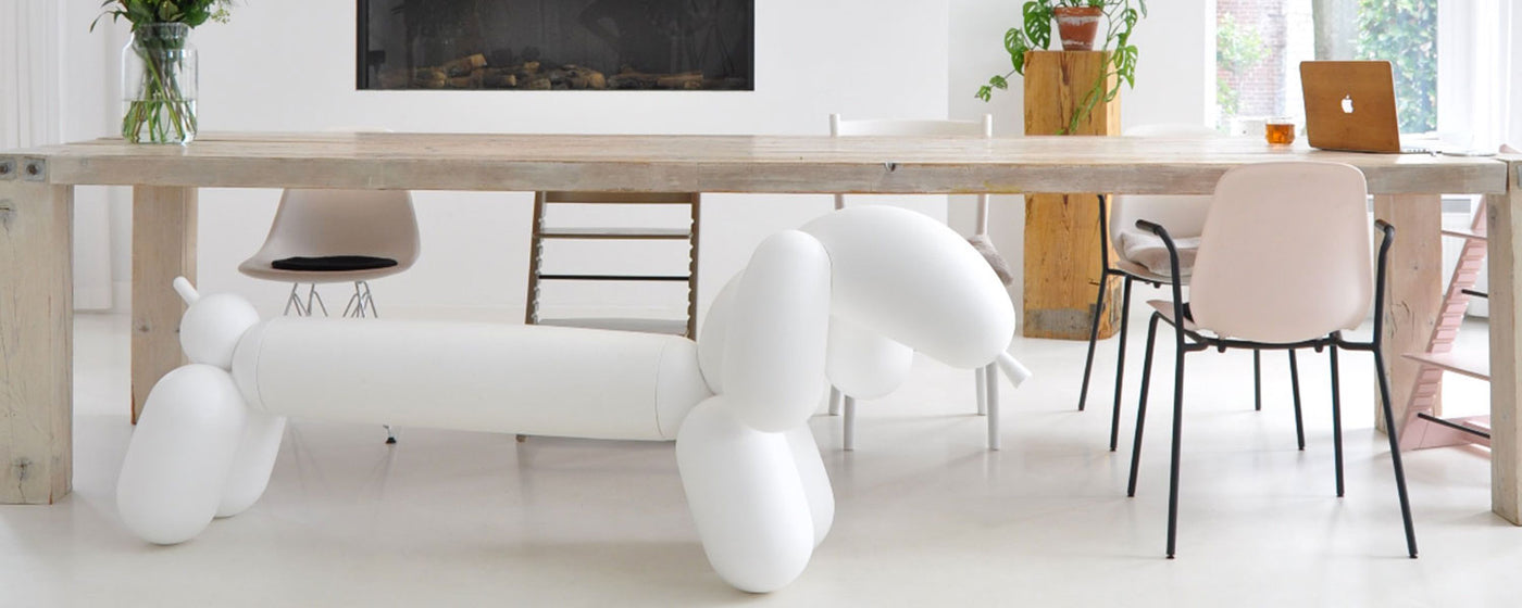 This modern four-legged design bench guarantees a smile.