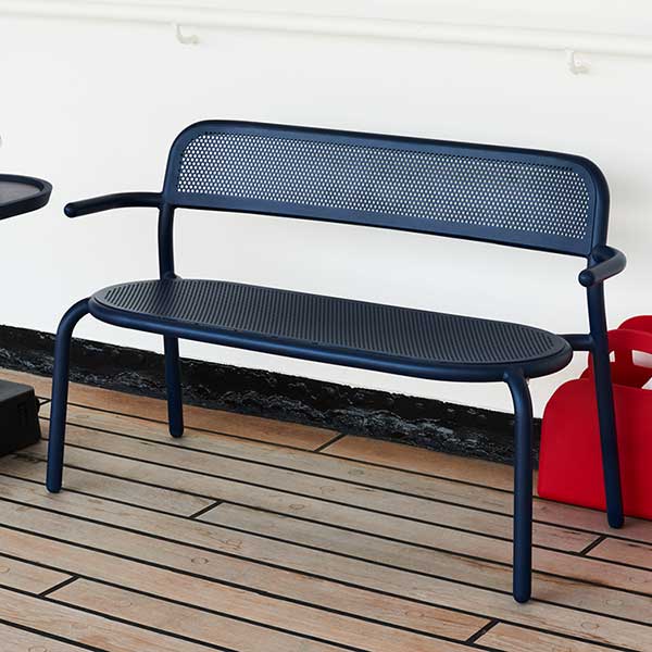 Fatboy Toní Bankski is an outdoor aluminum bench and is suitable for 2 to 3 people.