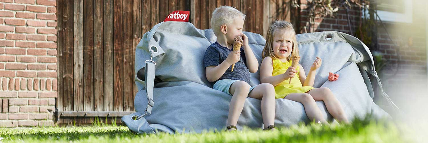 With its versatile straps the Fatboy Buggle-Up beanbag is the perfect garden lounge.
