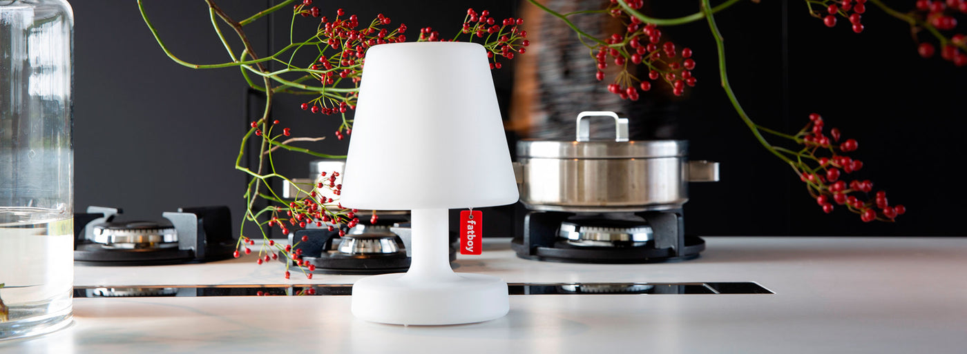 Put Edison the Petit wherever you like, inside or outside. Since Edison the Petit is rechargeable, it delivers eight hours of wireless lighting.