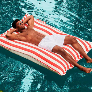 With Floatzac, Fatboy hands you the perfect seat for the summer.