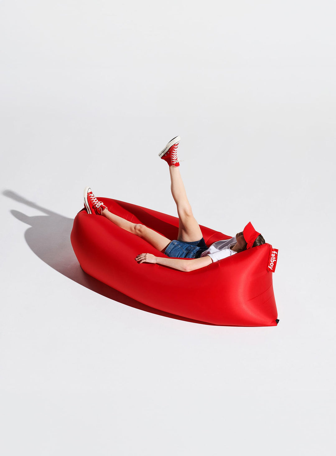 ファットボーイ x ロンシャンのインフレータブルアームチェアGlamping O あの名品バッグがビーチやキャンプで活躍するチェアに!?「Fatboy