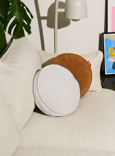 Experience ultimate comfort with Fatboy's Recycled Pillow Cord. This generously soft cushion is covered in a luxurious woven corduroy fabric, reminiscent of the trendy vibes of the 1970s.