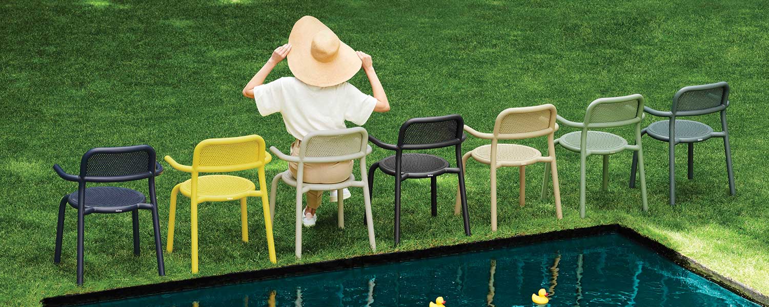 Aluminum outdoor Toní Chair and Armchair are at your service. Just the one, six of them, or however many you like.