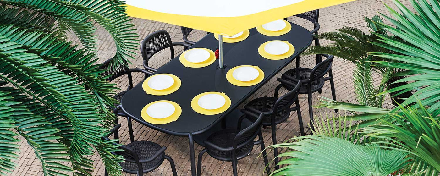 Think Toní Tablo, think big. Big dinners, big families, the  biggest evenings. And it’s as easily done as said; at 220  centimeters long, Tablo can accommodate eight Toní Chairs.