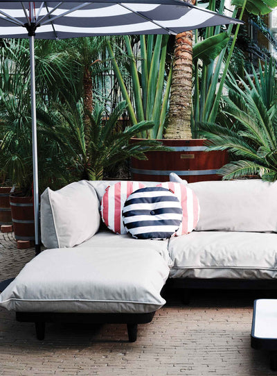 Create your dream outdoor oasis with Fatboy Paletti. Inspired by pallet frames, this versatile lounge set offers endless possibilities for customization and comfort. With premium quality and unbeatable style, everything's paletti with Paletti!