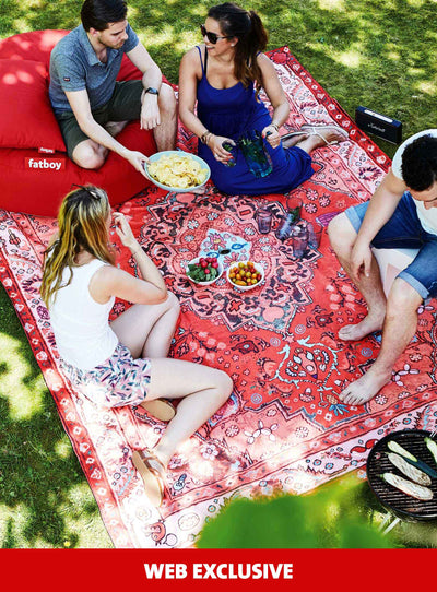 This picnic blanket is genuine design sensation. Picnic Lounge is a Persian classic with a contemporary Fatboy twist. Invite your family, friends or your date for a spontaneous picnic. Settle down in the park, the woods or even on a pebbly beach. Thanks to its foam filling, comfort is guaranteed, wherever you use it.